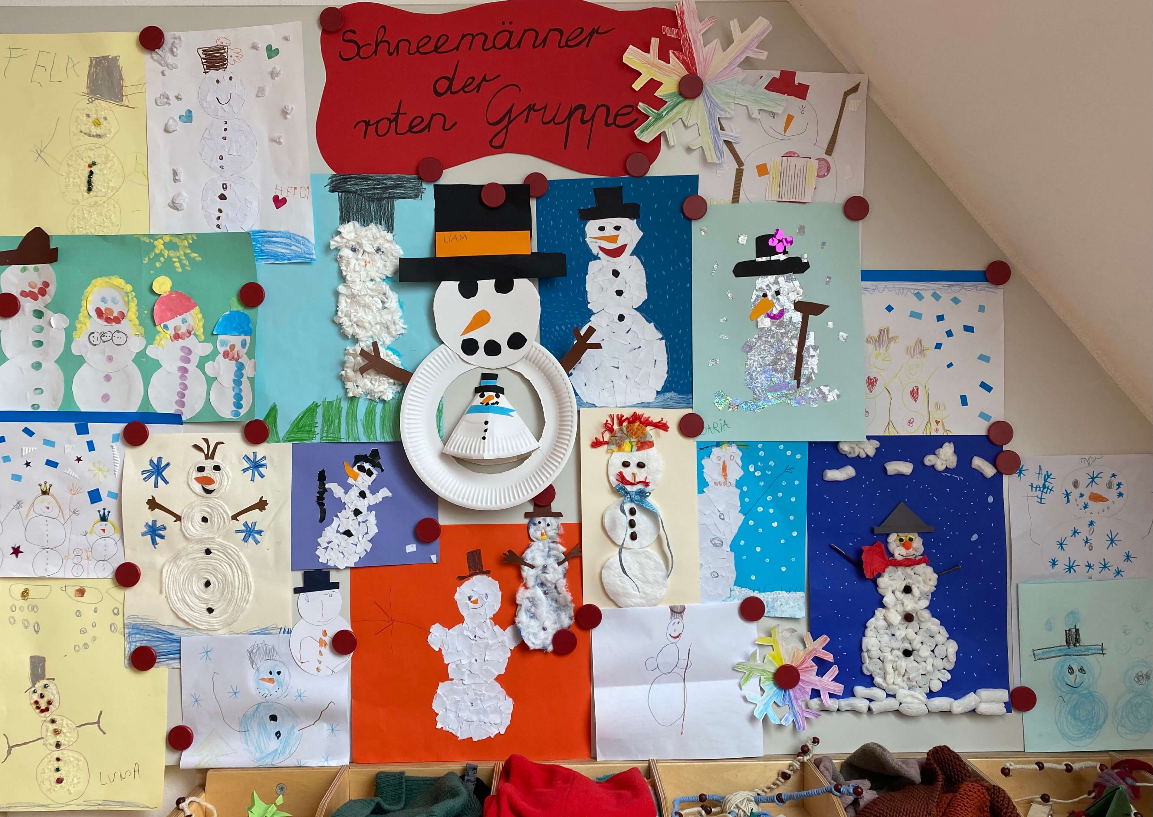 selbst gebastelte Schneemann-Bilder der Kinder im Kindergarten Seligenthal
